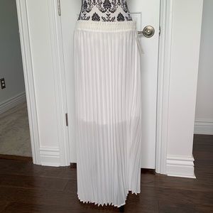 NY Collection Skirts - NY Collection Sz L white sheer pleated maxi skirt NY Collection Skirts - NY Collection Sz L white sheer pleated maxi skirt
